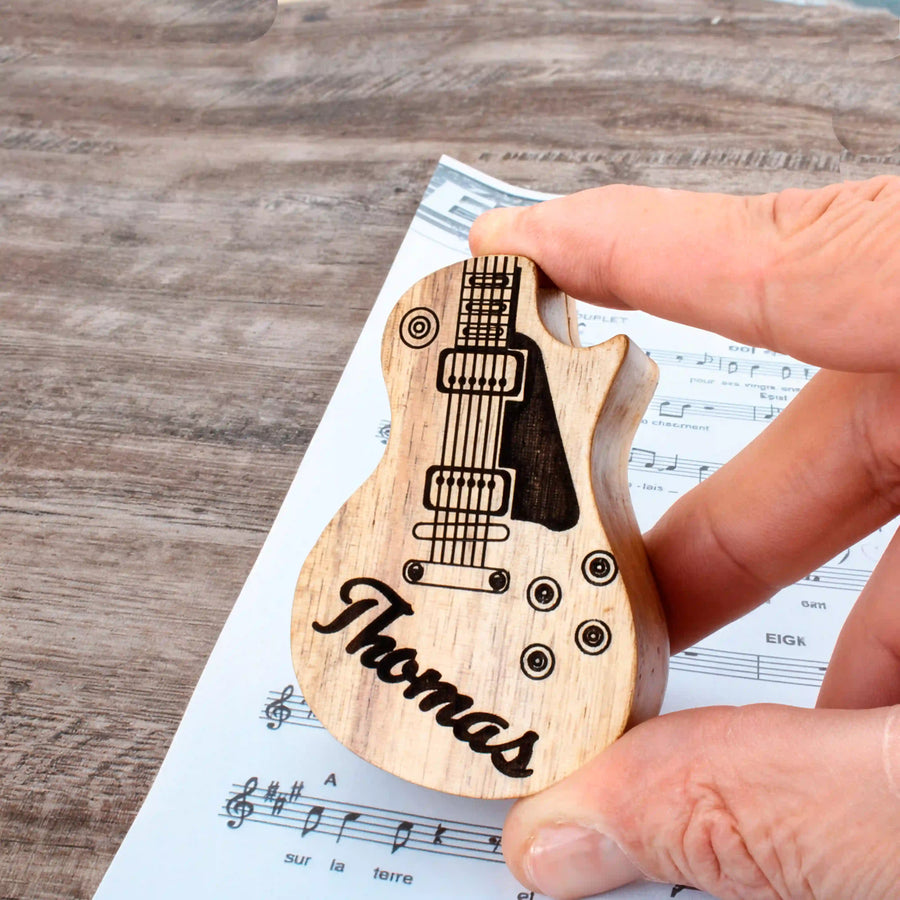 boite en bois en forme de guitare avec gravure personnalisée