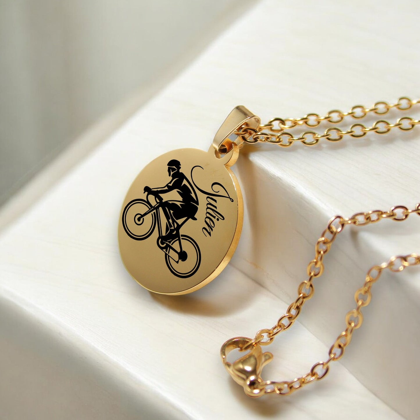 Collier cycliste personnalisé avec gravure d’un prénom et vélo stylisé