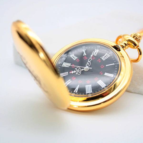 Montre gousset personnalisée dorée avec message gravé et design classique