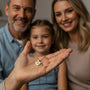 illustration avec parents et enfant offrant un cadeau collier gravé personnalisé