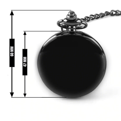 Une montre de poche noire avec une chaîne, d'une longueur totale de 60 mm et une longueur du corps de la montre de 47 mm
