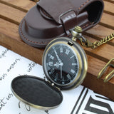 Une montre de poche ancienne de style antique ouverte avec un cadran noir, des chiffres romains et une pochette en cuir