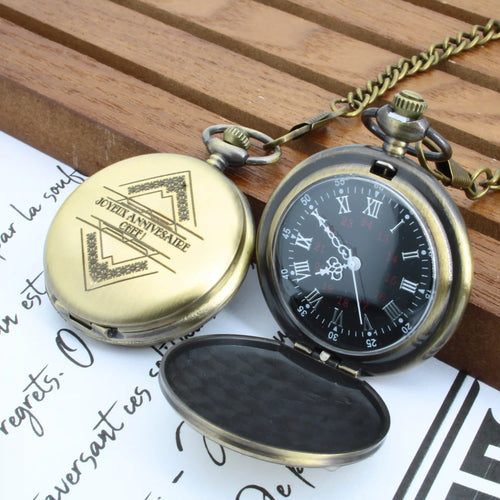 Deux montres de poche de style antique, l'une avec un dos gravé et l'autre ouverte pour révéler un cadran noir avec des chiffres romains