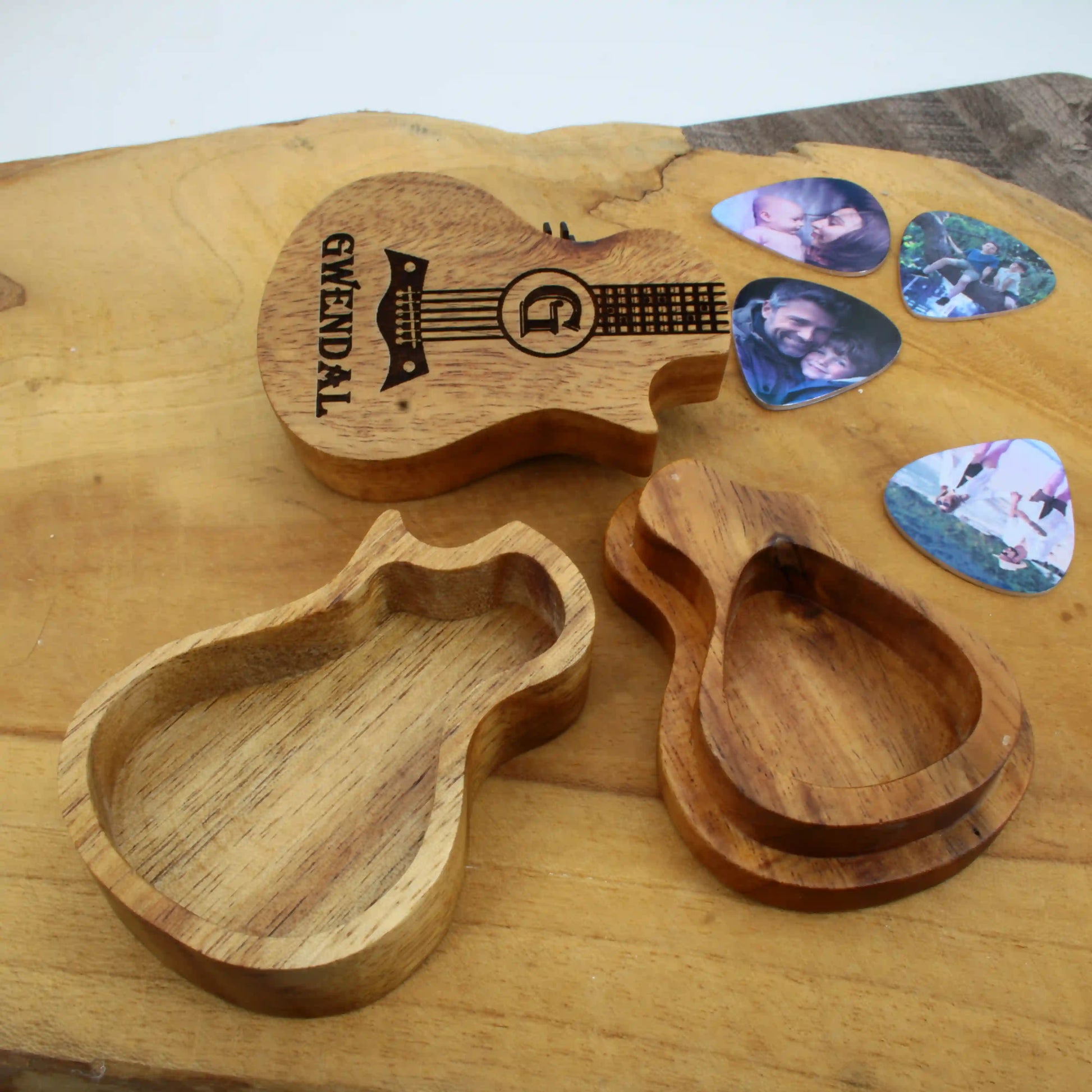 interieur guitare en bois gravure personnalisée avec mediator photo