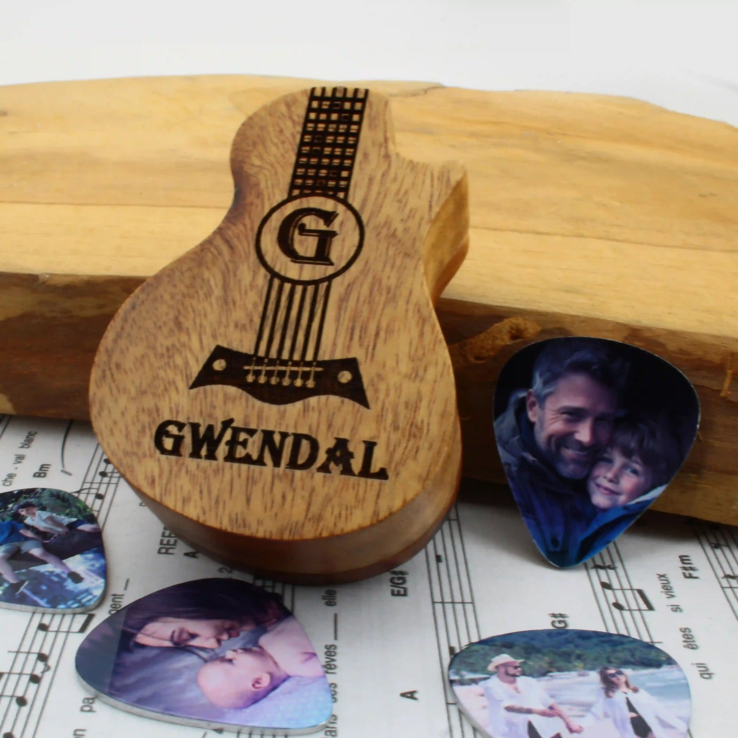 Médiator photo personnalisé accompagné d’une guitare en bois gravée