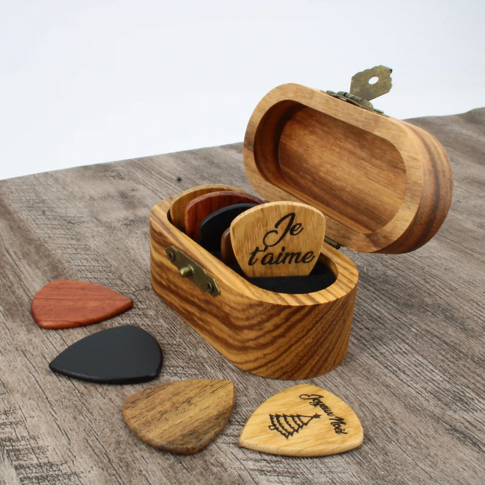 Coffret en bois pour médiators avec gravure personnalisé sur le couvercle 