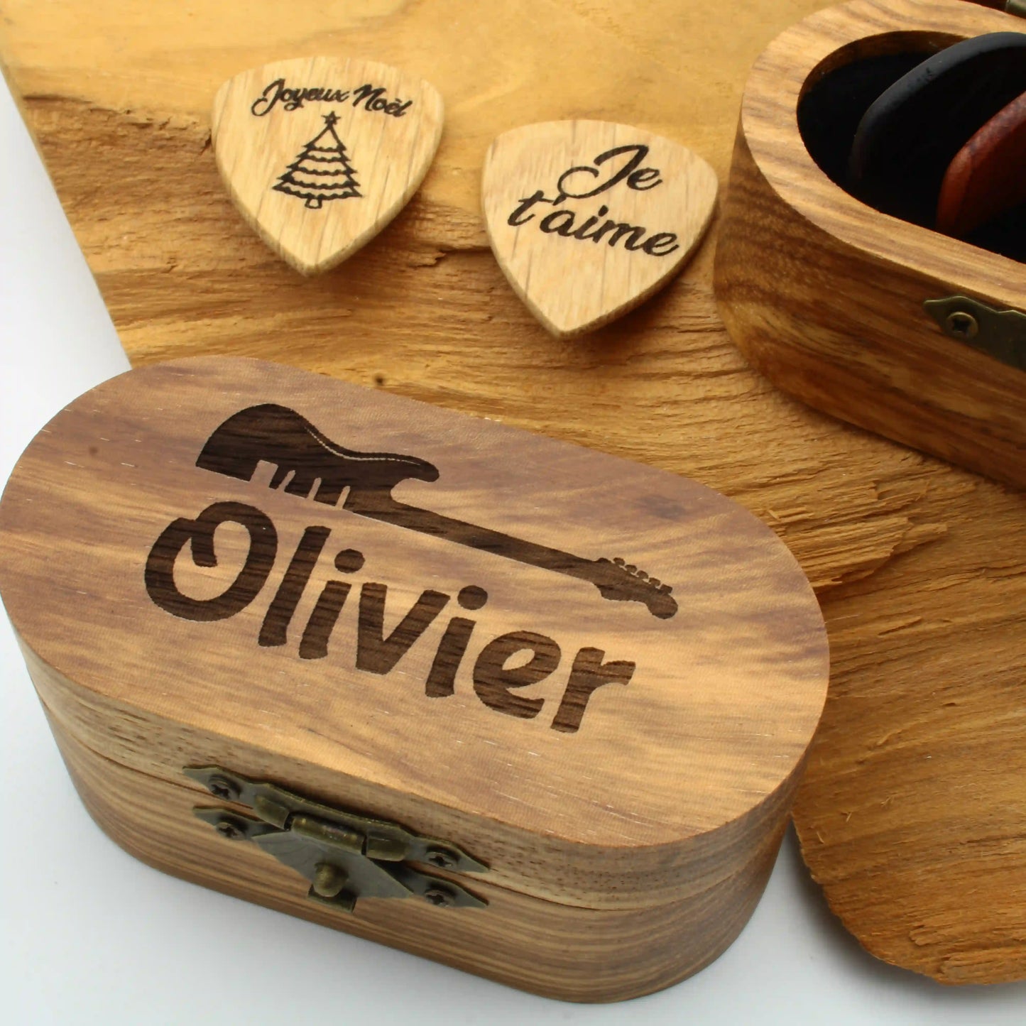 Boîte en bois gravée avec couvercle personnalisé et médiators à l’intérieur
