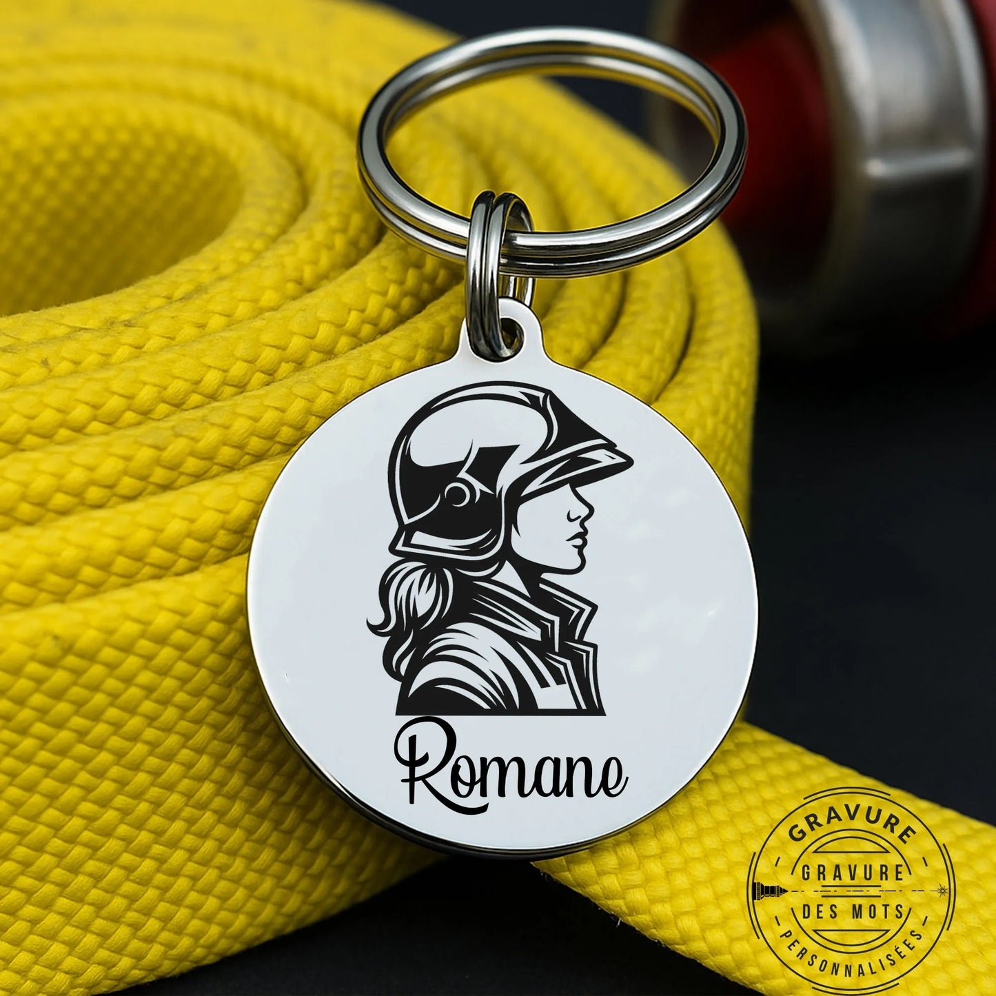 porte clé avec gravure d'une femme pompier portant un casque F1