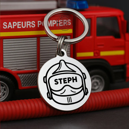 porte clé avec gravure du prenom steph dans la visiere d'un casque de pompiers f1 français