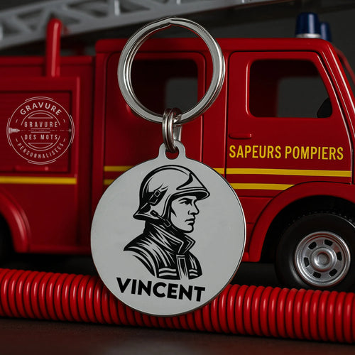 porte clé avec gravure d un pompier masculin avec casque f1 - vue alternative