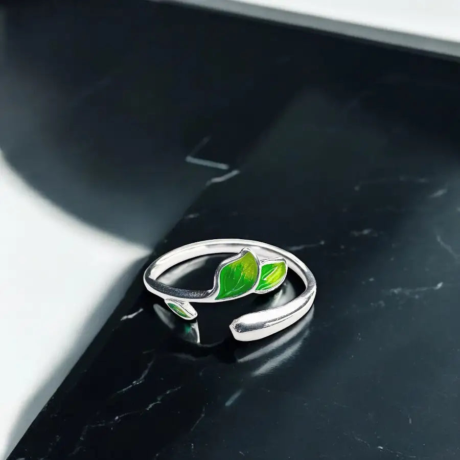 Bague florale ajustable en argent présentée dans un coffret cadeau