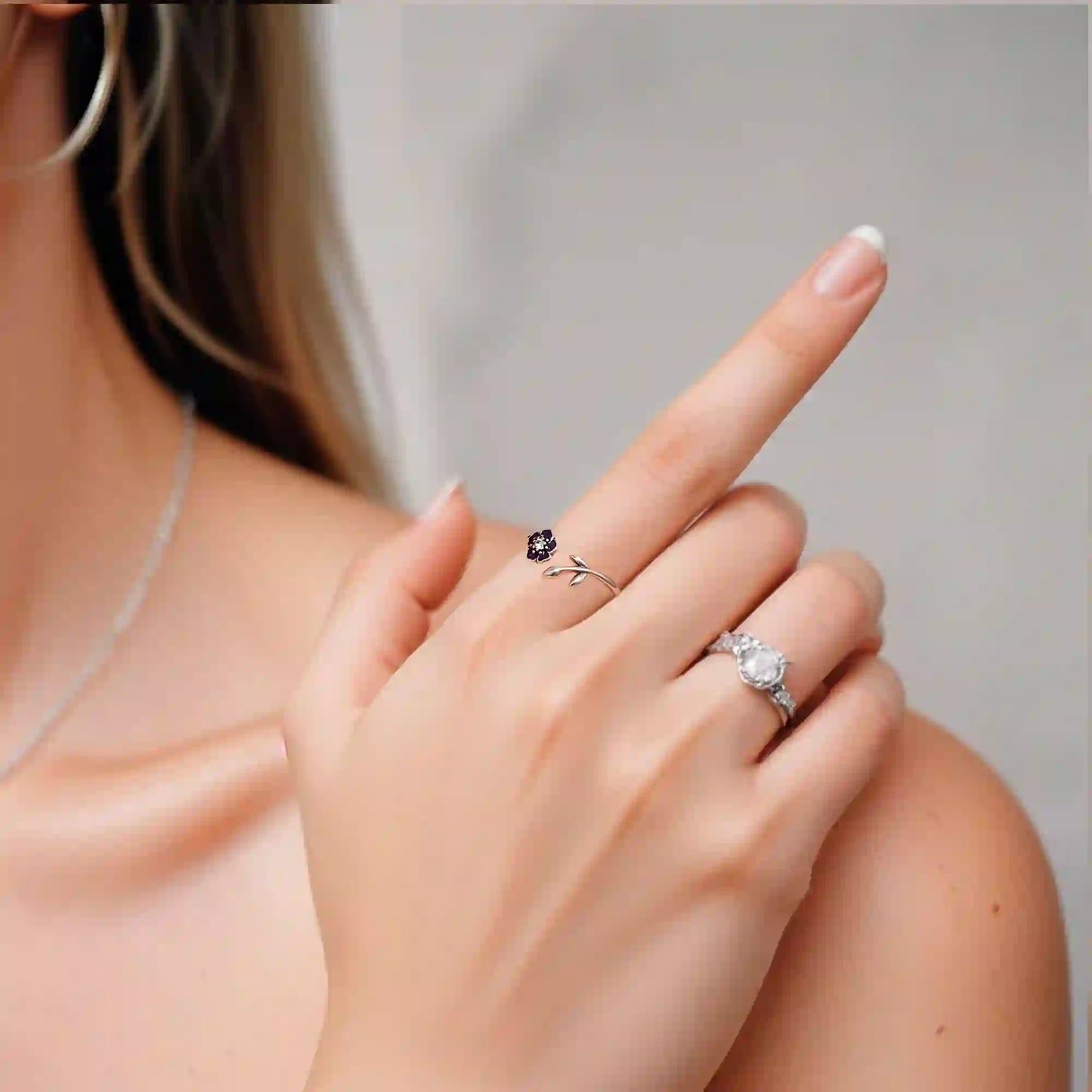 bague marguerite violette argent925 " fiorella " portée sur l' index