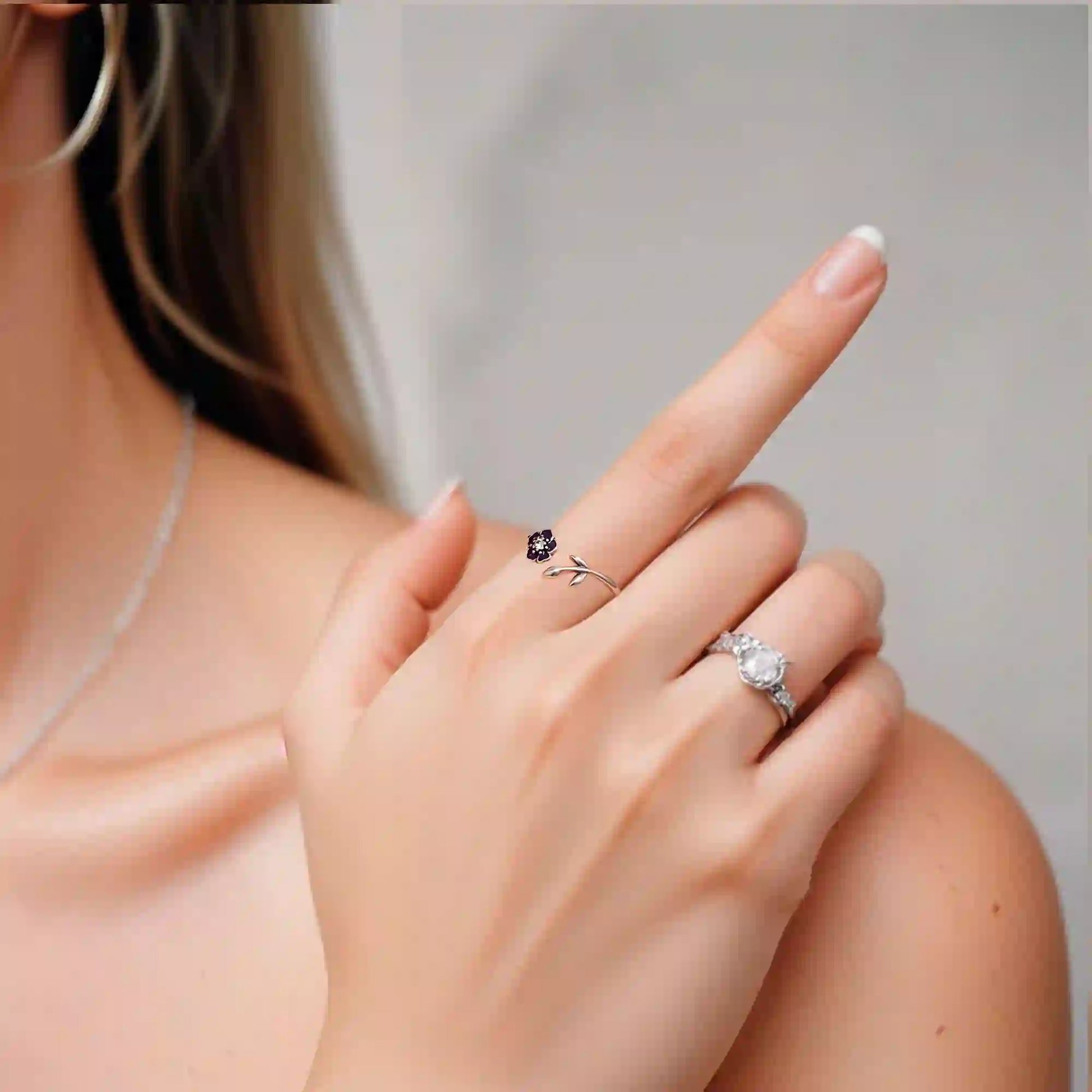 bague marguerite violette argent925 " fiorella " portée sur l' index