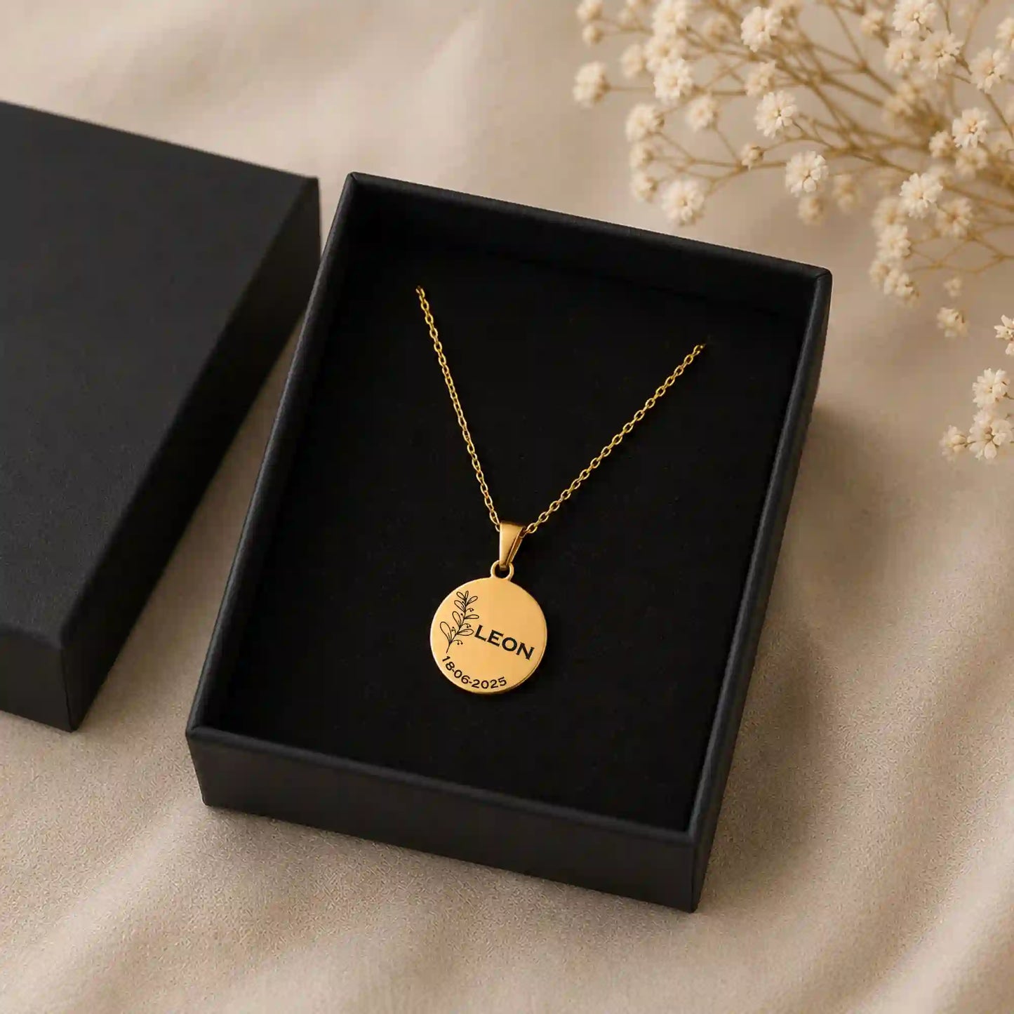 collier avec médaille  pour baptême ou communion - feuille de rameaux - bijou de couleur or en acier inoxydable dans sa boite de couleur noire