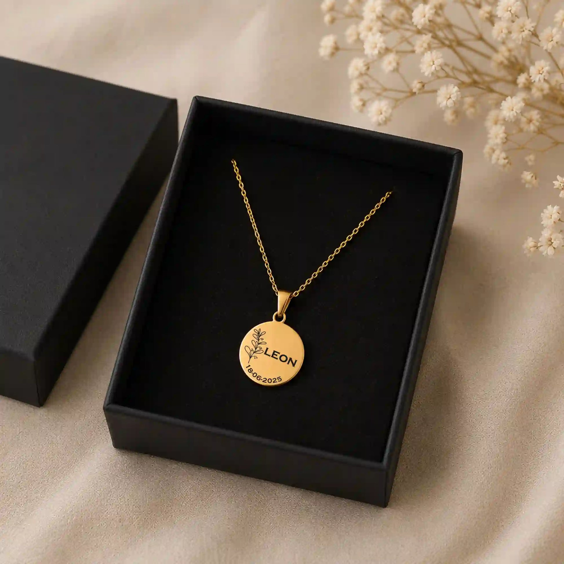 collier avec médaille  pour baptême ou communion - feuille de rameaux - bijou de couleur or en acier inoxydable dans sa boite de couleur noire
