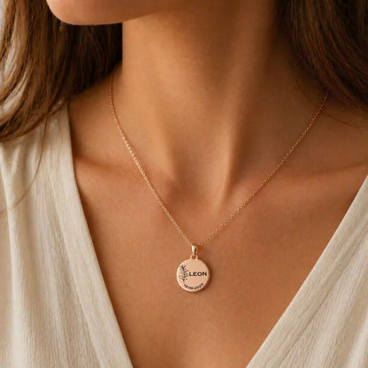 collier avec médaille  pour baptême ou communion - feuille de rameaux - bijou de couleur or rose en acier inoxydable porter autour du coup d'une femme 