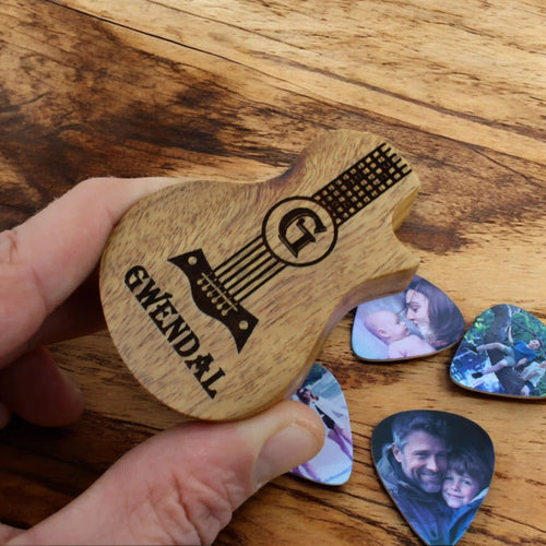 gravure personnalisée sur boite en bois en forme de guitare - vue alternative