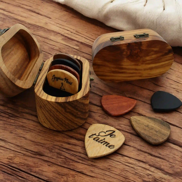 Boîte cadeau musicien avec médiators en bois et gravure prénom