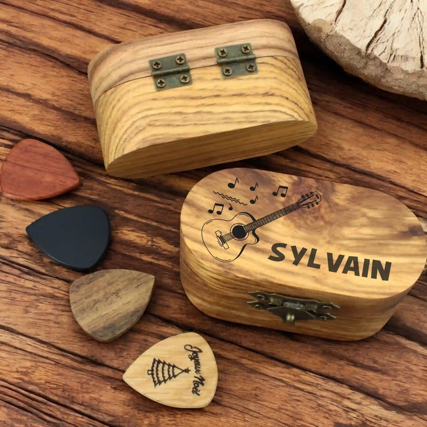 Boîte en bois personnalisée avec gravure et médiators pour guitariste