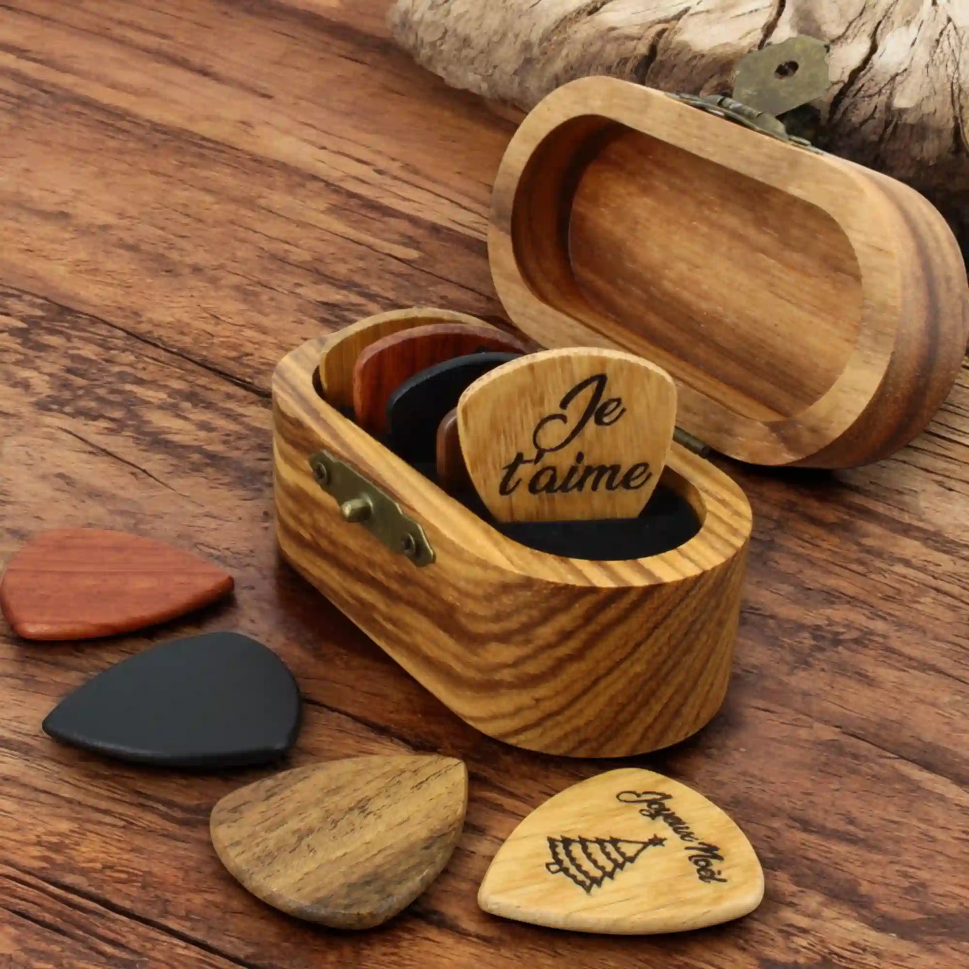 Coffret personnalisé avec médiators et texte gravé pour passionné de musique