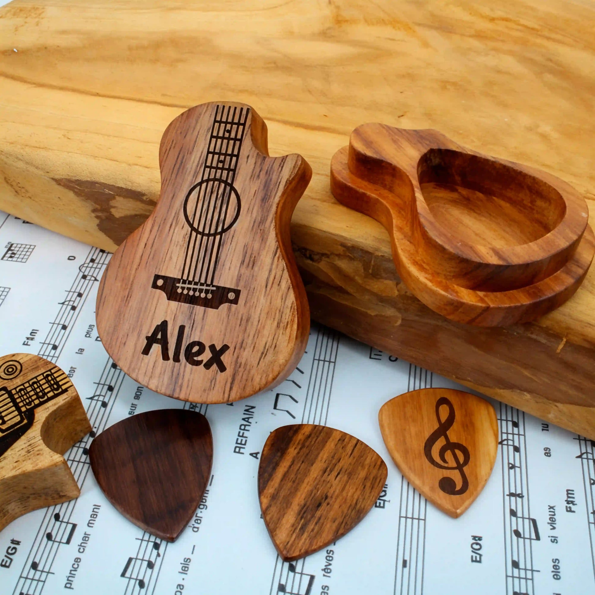 Guitare en bois personnalisée avec gravure d’un prénom sur l'avant