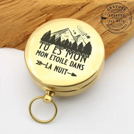 Boussole avec gravure de montagne et texte romantique