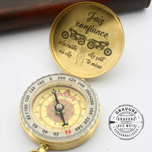 Boussole gravée en laiton avec citation pour motard.
