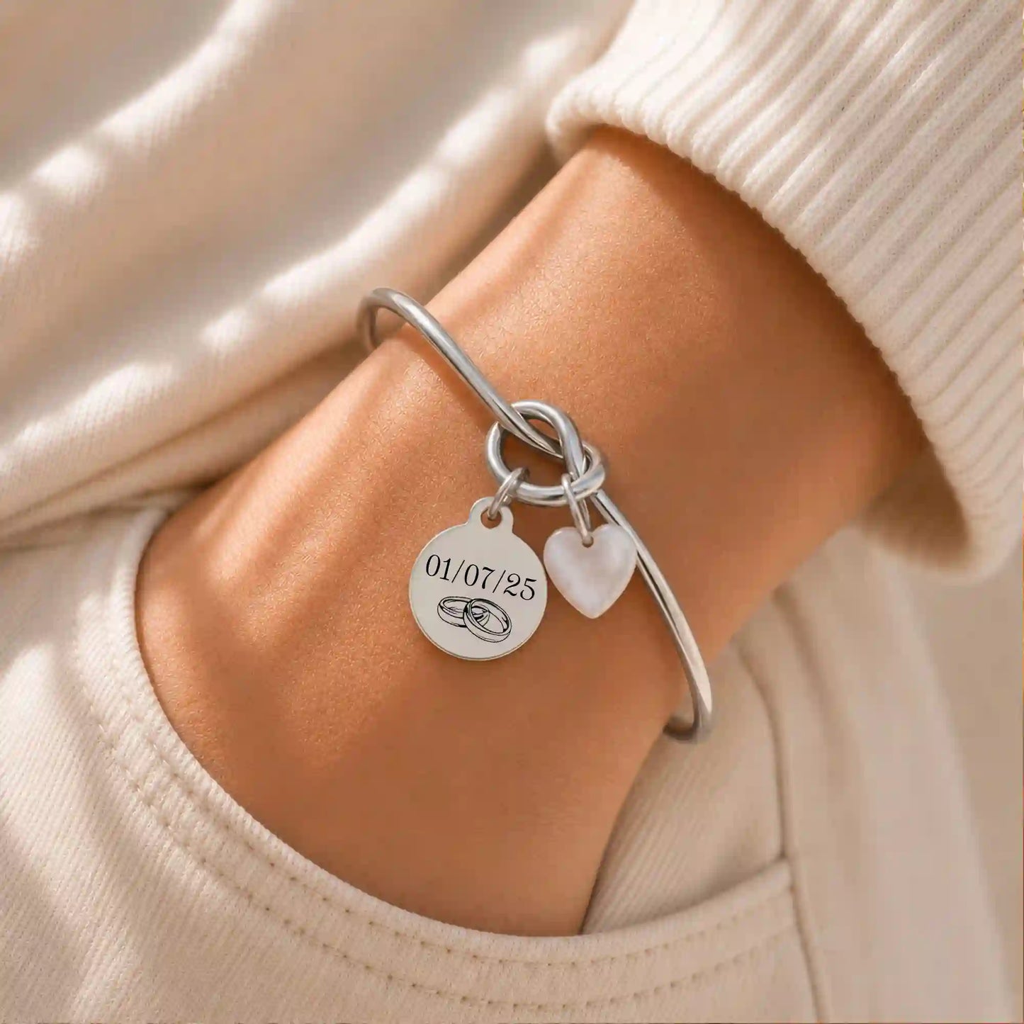 bracelet en jonc couleur argent avec gravure personnalisée et un coeur en nacre