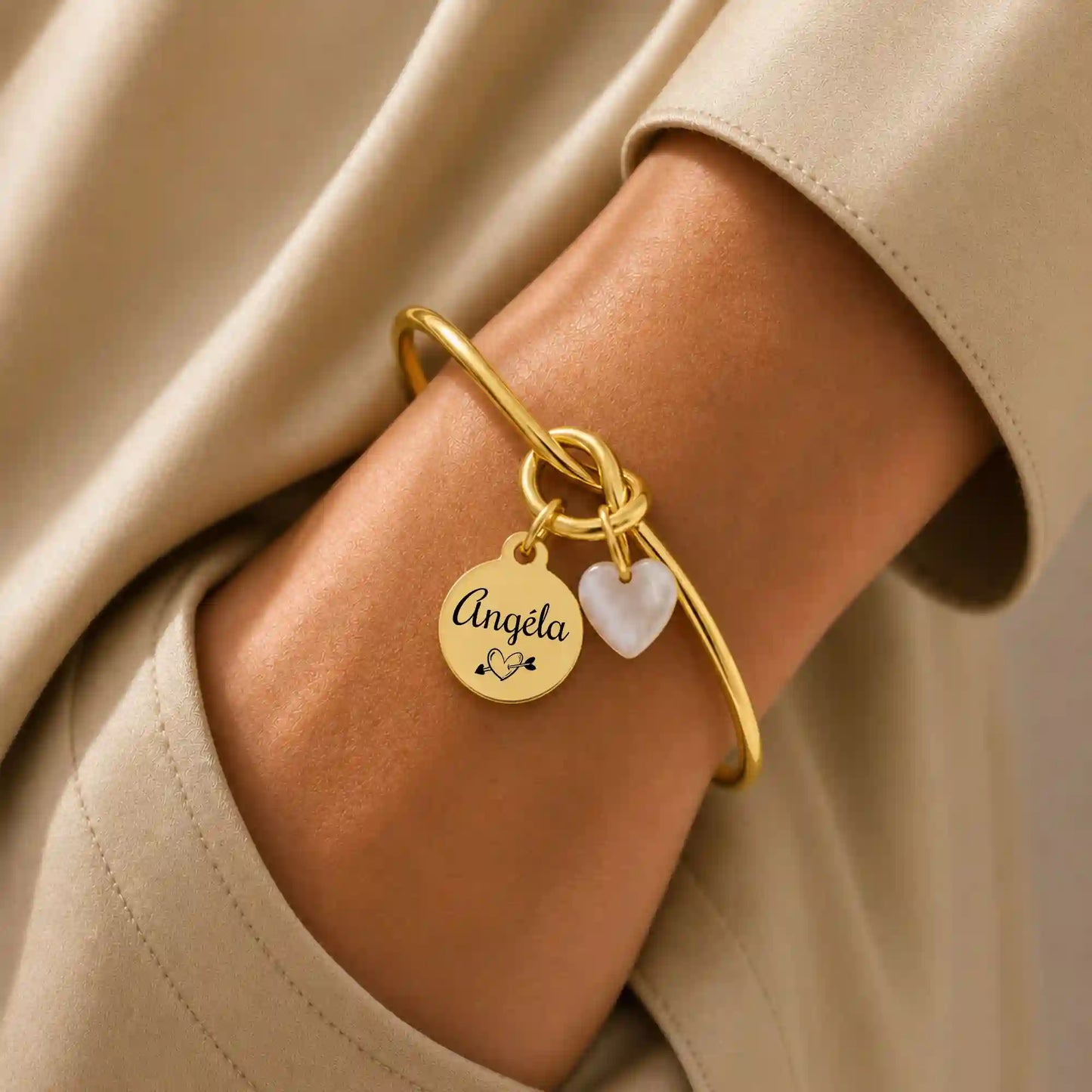 bracelet en jonc couleur or avec gravure personnalisée et un coeur en nacre