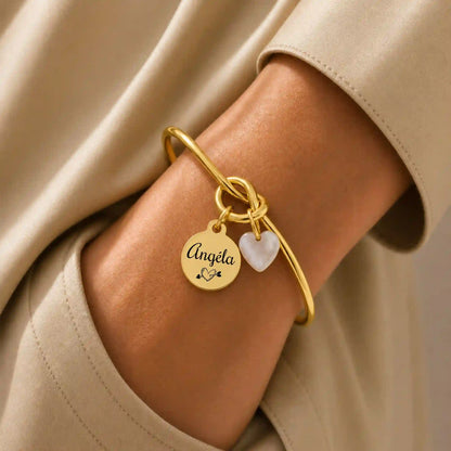 bracelet en jonc couleur or avec gravure personnalisée et un coeur en nacre