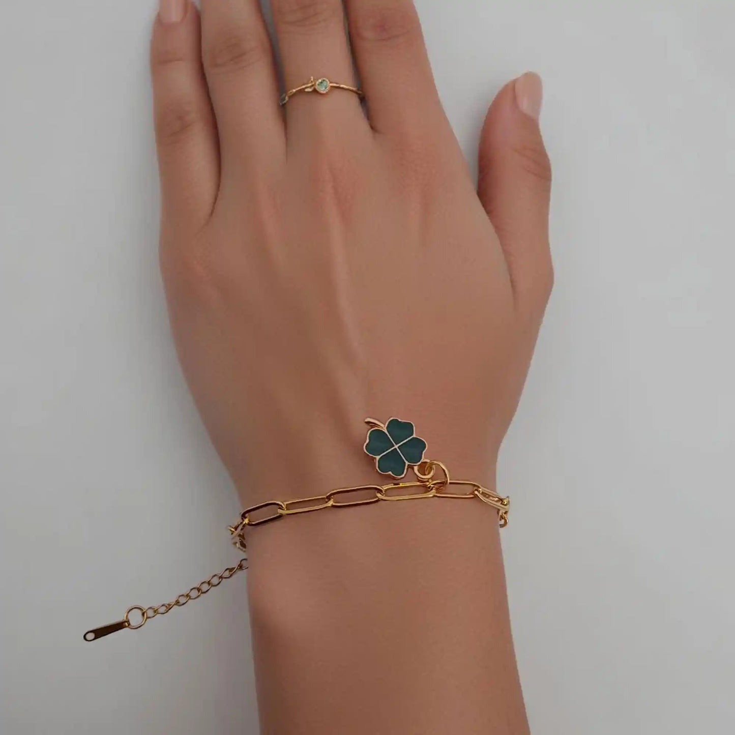 Bijou raffiné avec chaîne trombone et pendentif trèfle chance