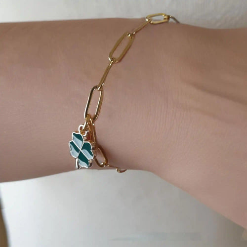 Bracelet trombone élégant avec breloque trèfle porte-bonheur gravée