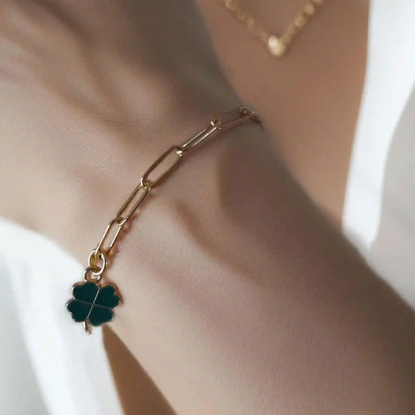 Bracelet porte-bonheur trèfle pour femme avec design minimaliste