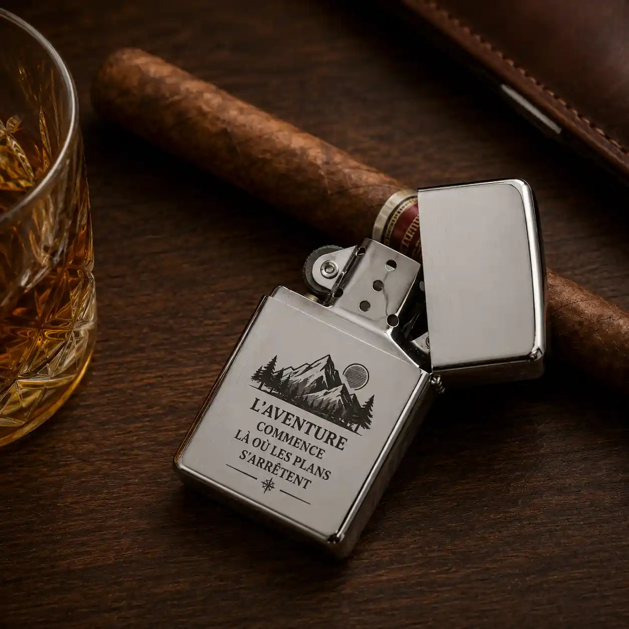 briquet tempete  de couleur argent avec gravure personnalisée montagne