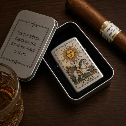 briquet tempete couleur argent avec tarot personnalisé et sa boite en métal