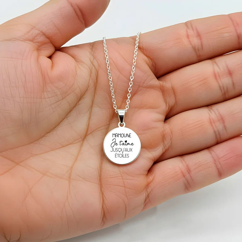 collier femme personnalisée couleur argent avec citation "mamoune je t'aime jusqu' aux étoiles"