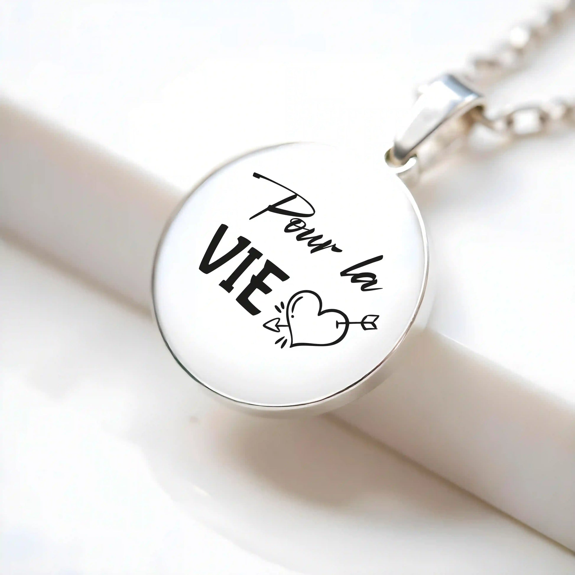 collier gravure personnalisée pou mamie couleur argent en acier inoxydable