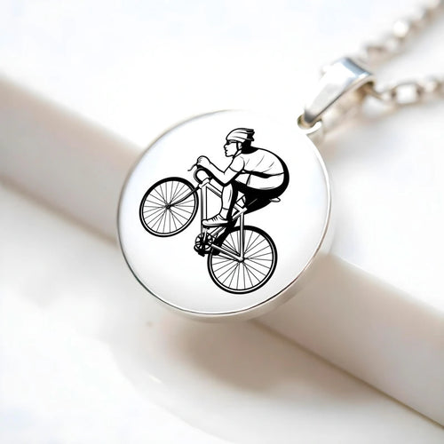 ijou cycliste personnalisé avec gravure d’un prénom et symbole de vélo