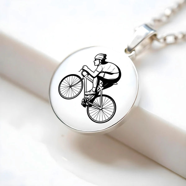 ijou cycliste personnalisé avec gravure d’un prénom et symbole de vélo