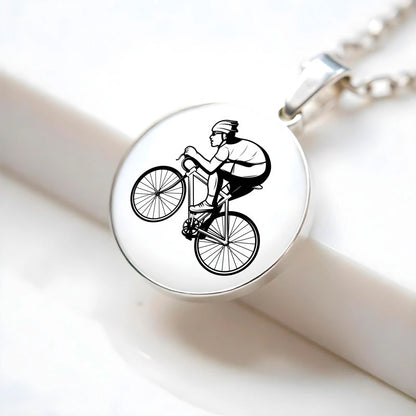 ijou cycliste personnalisé avec gravure d’un prénom et symbole de vélo