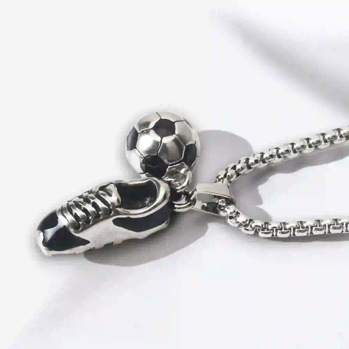 Collier enfant ou adulte avec pendentif ballon et crampon de foot
