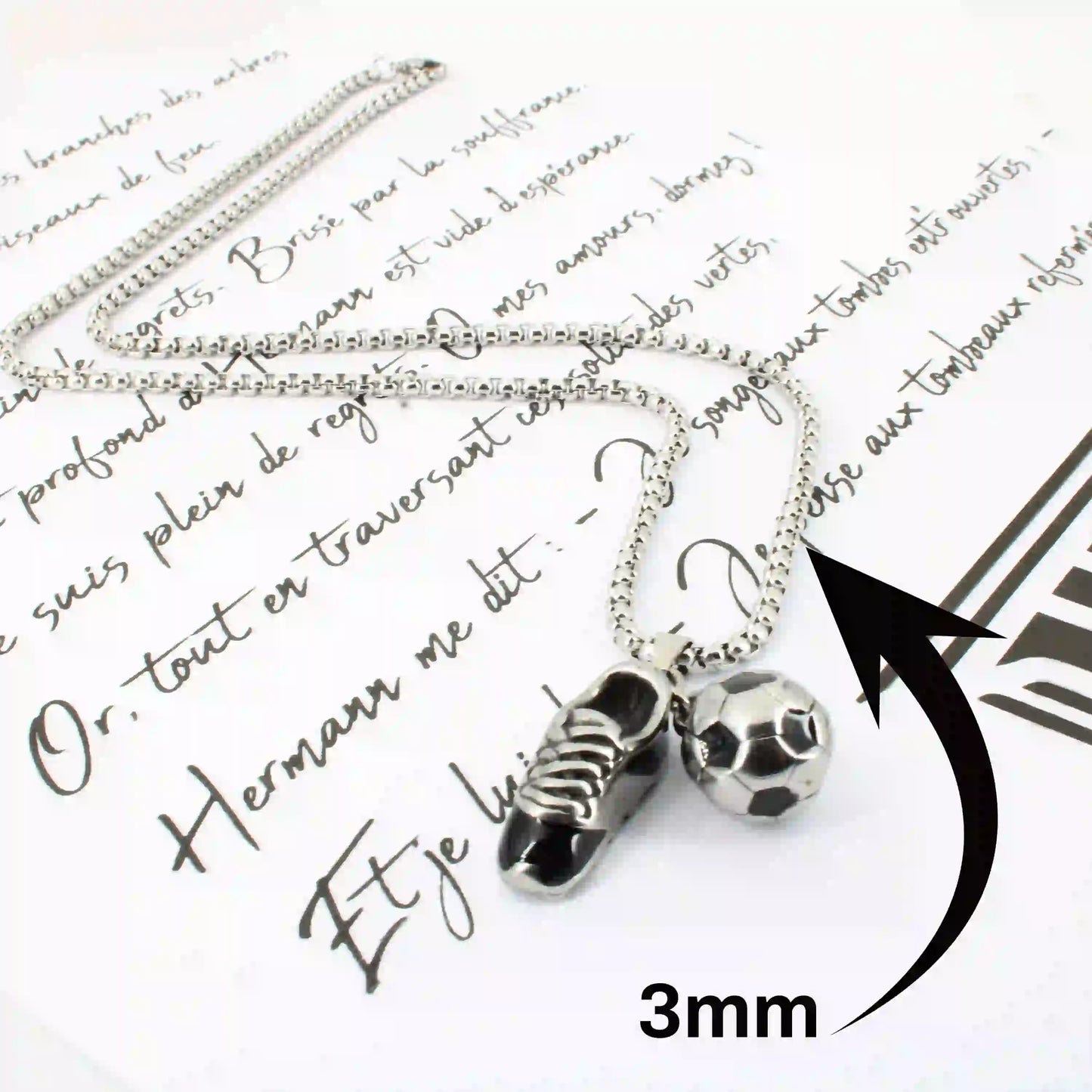 Collier football avec pendentif double chaussure et ballon gravé