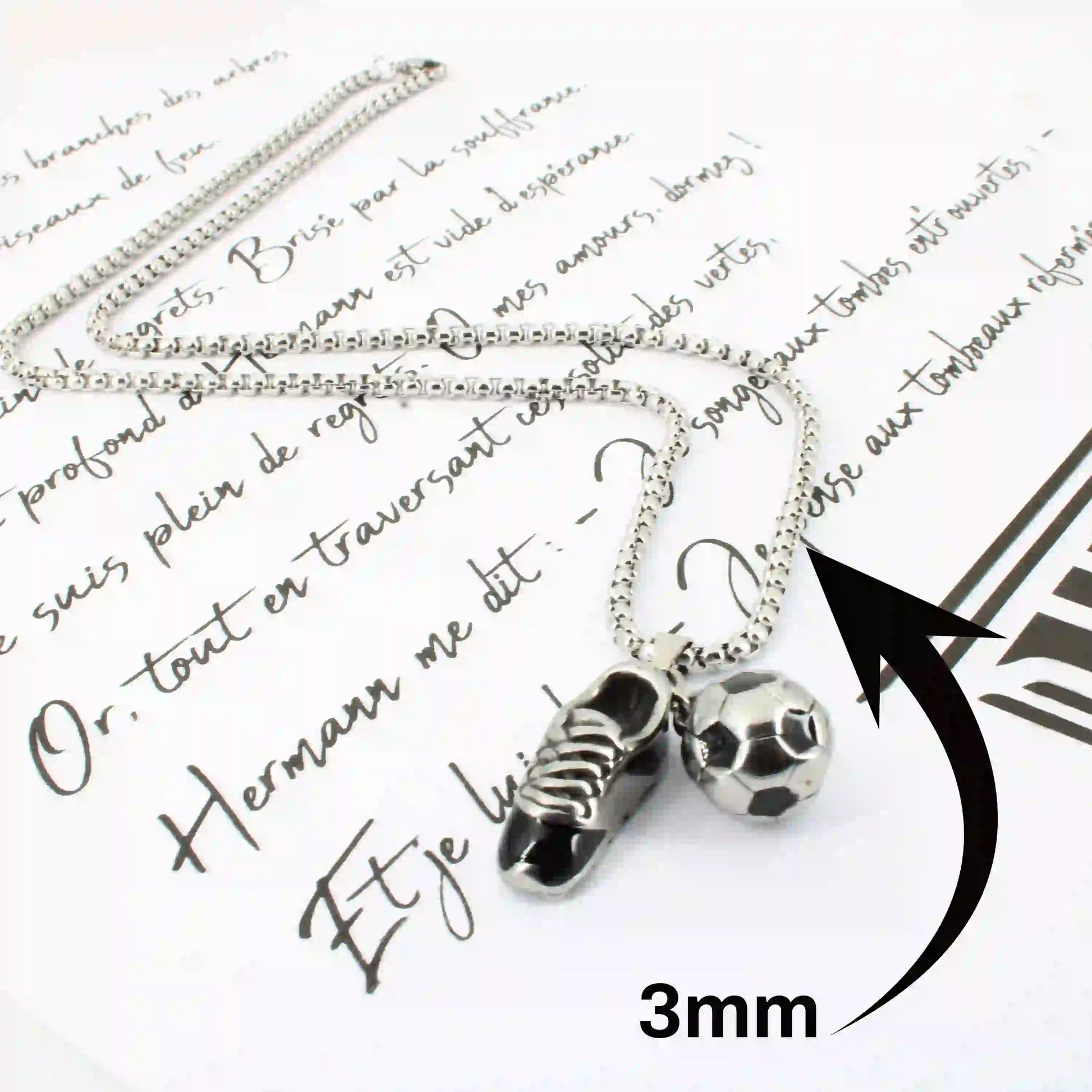 Collier football avec pendentif double chaussure et ballon gravé