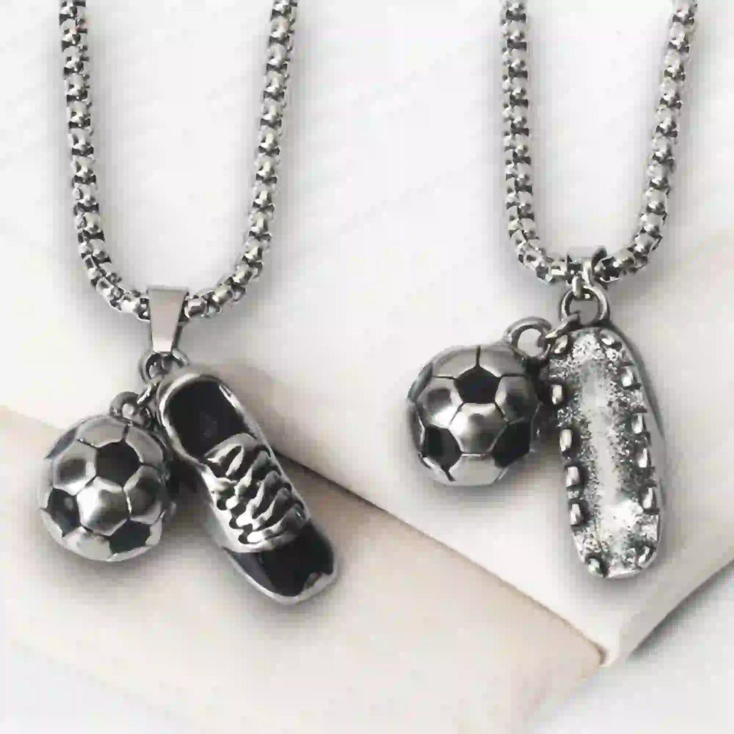 Bijou sportif personnalisé avec pendentif football pour joueur passionné