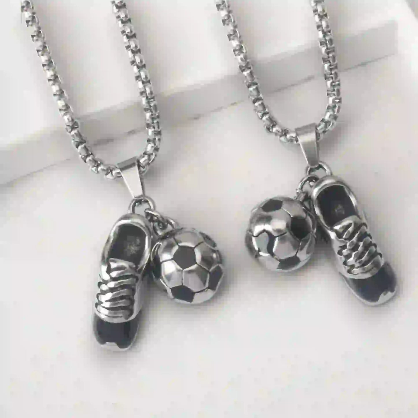 Collier footballeur avec pendentif chaussure et ballon de football