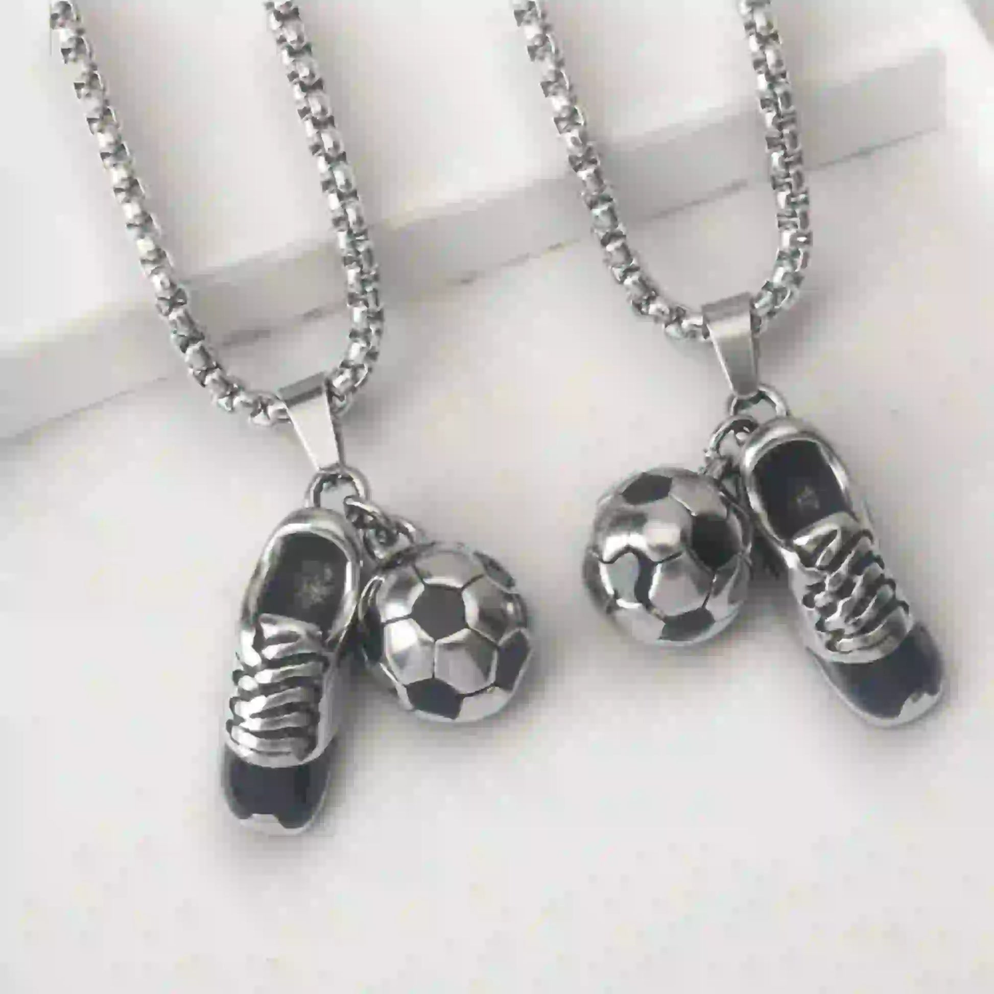 Collier footballeur avec pendentif chaussure et ballon de football
