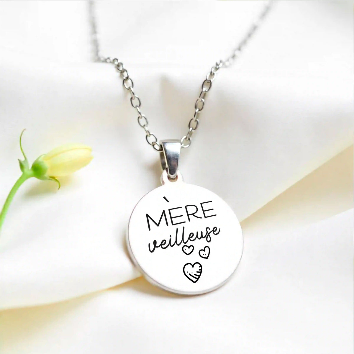 Collier personnalisé pour maman avec gravure d’un prénom et pendentif cœur