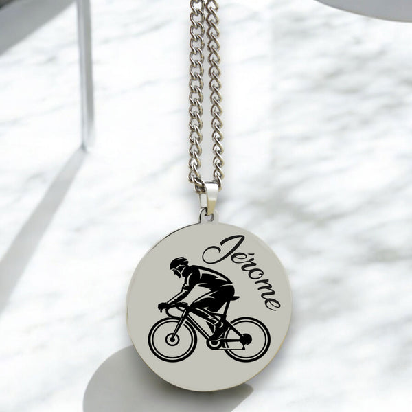 Pendentif vélo gravé pour cycliste avec chaîne fine, couleur argent