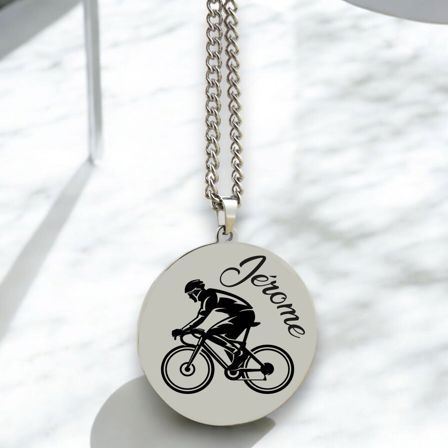 Pendentif vélo gravé pour cycliste avec chaîne fine, couleur argent