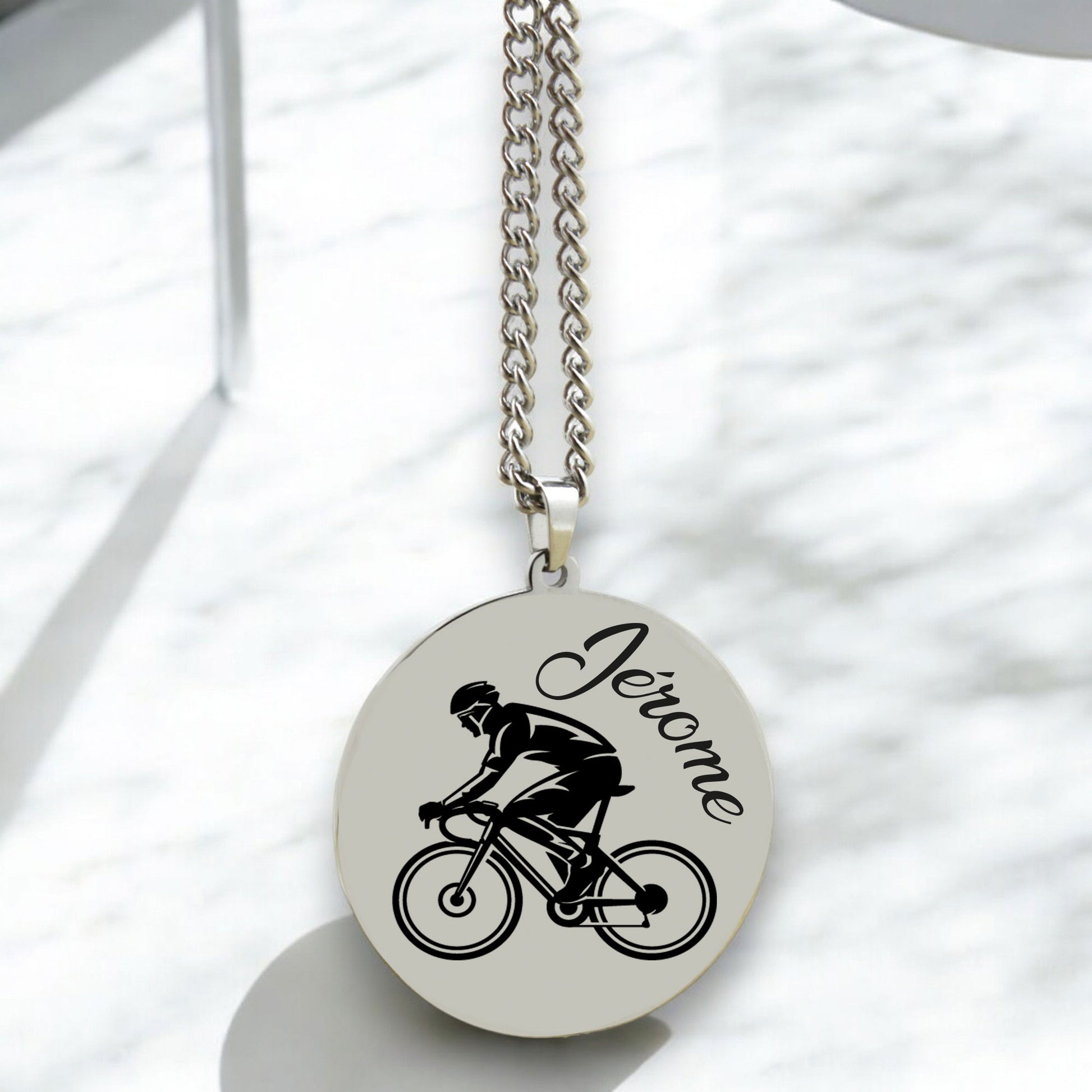 Pendentif vélo gravé pour cycliste avec chaîne fine, couleur argent